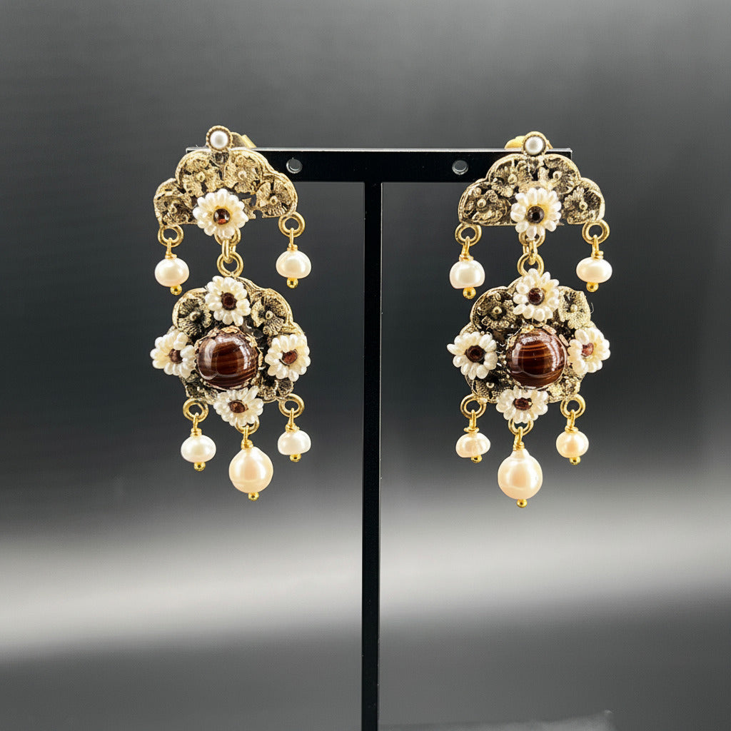 Orecchini vintage in ottone brunito con perle coltivate, occhio di tigre e Swarovski