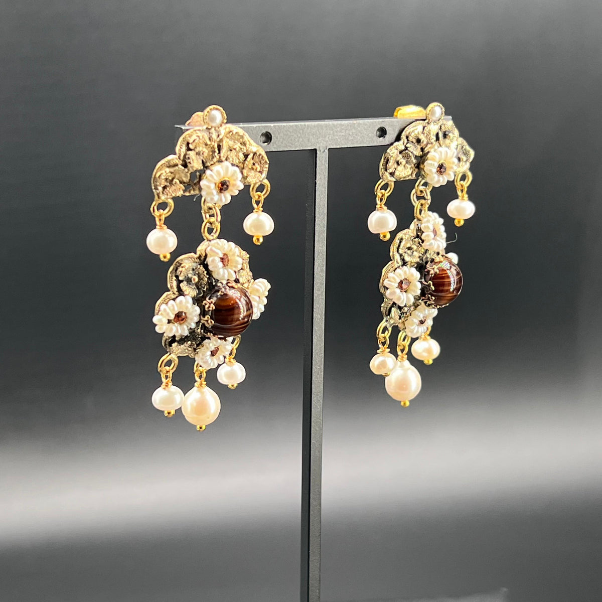 Orecchini Vintage in Ottone Brunito con Perle e Occhio di Tigre