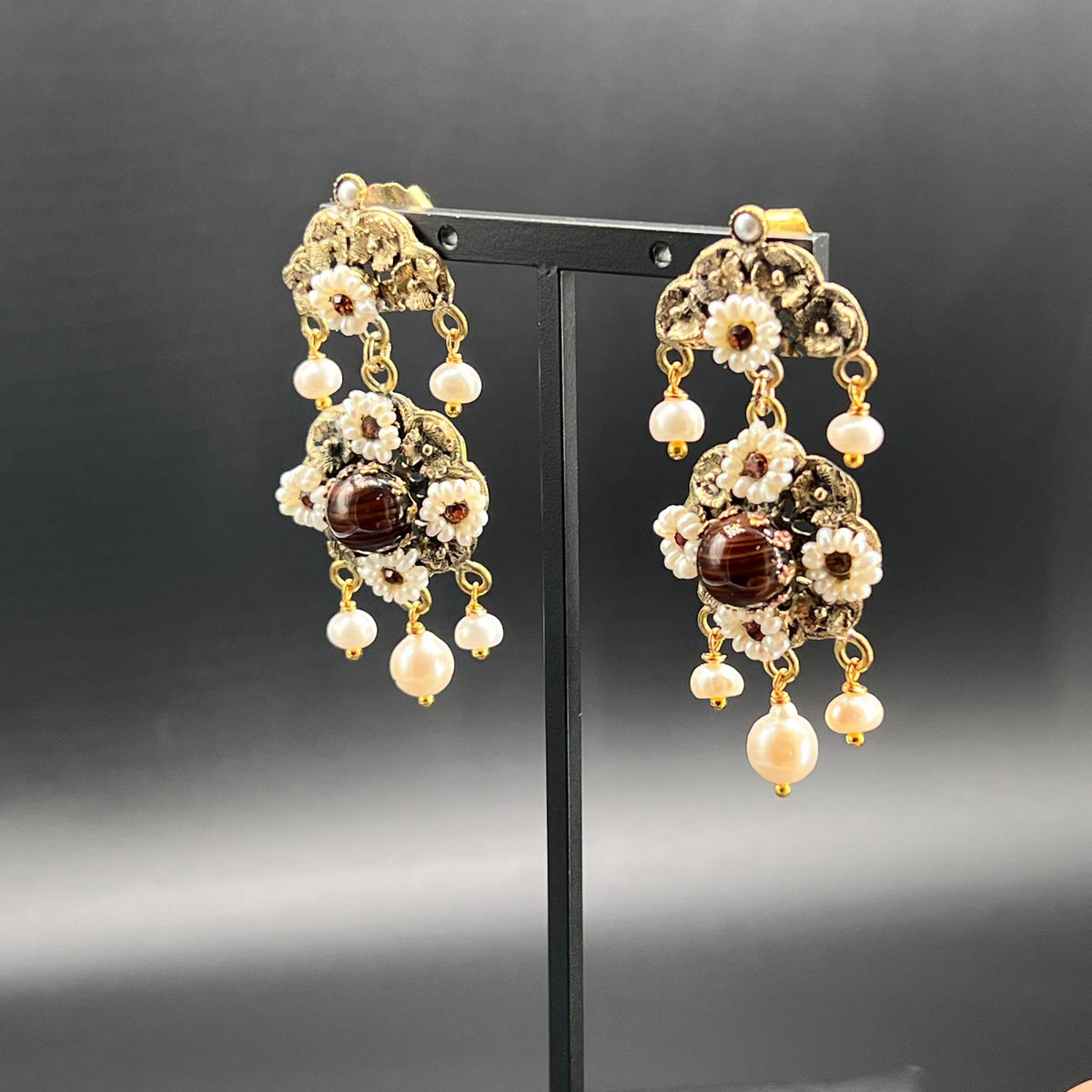 Orecchini Vintage in Ottone Brunito con Perle e Occhio di Tigre