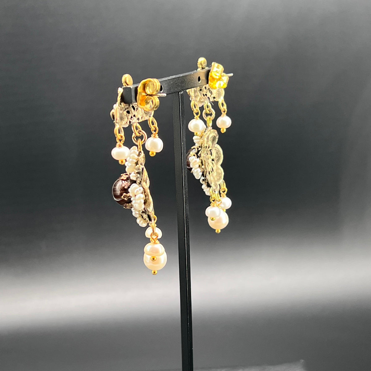 Orecchini Vintage in Ottone Brunito con Perle e Occhio di Tigre