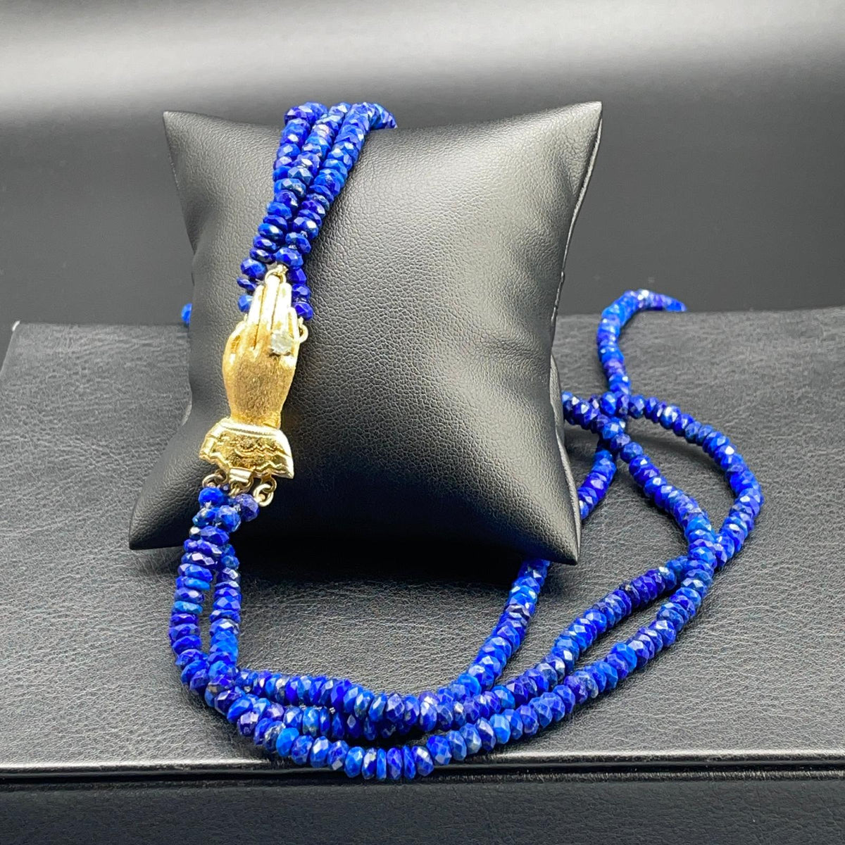 Collana Tre Fili in Lapislazzuli con Mano Vittoriana