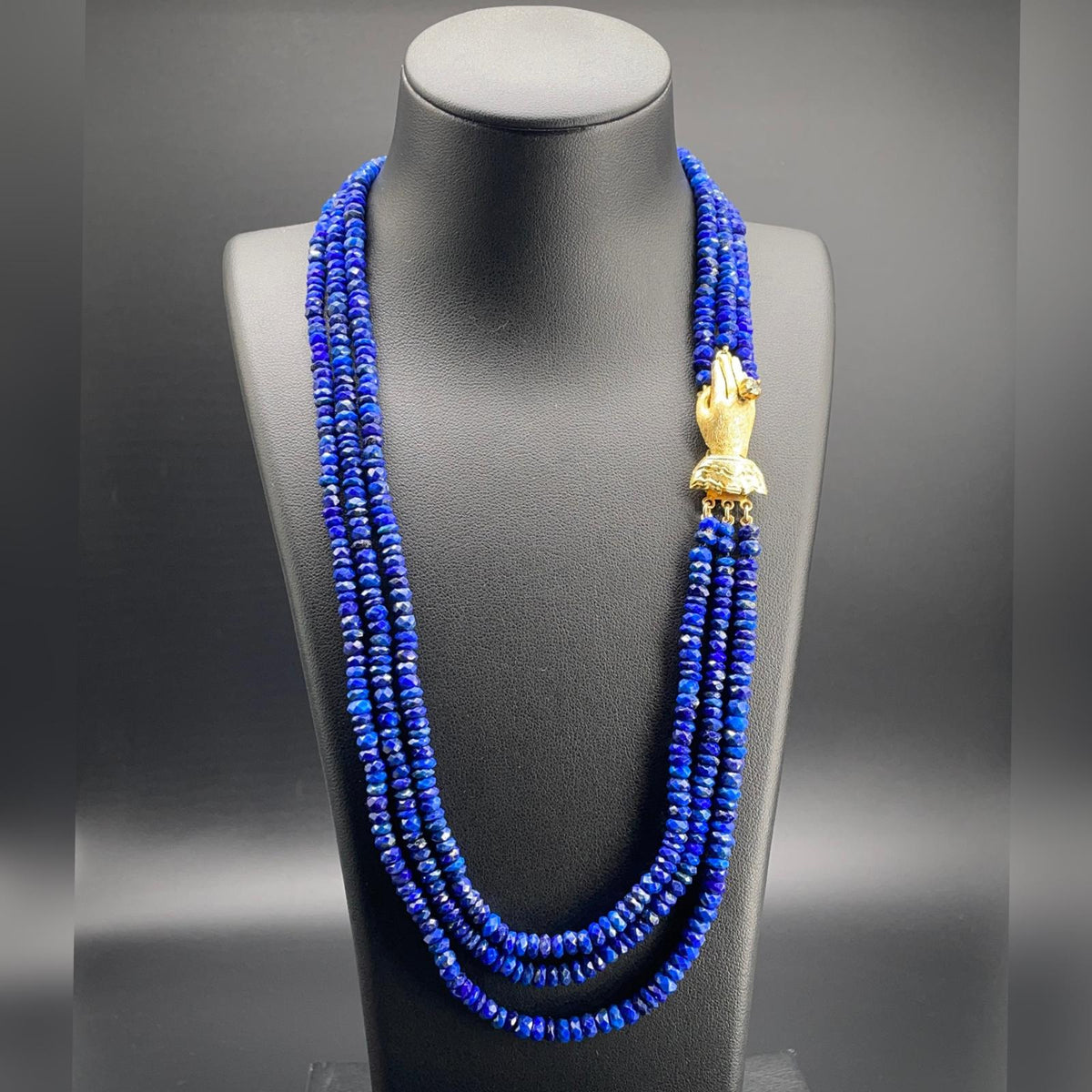 Collana a tre fili di lapislazzuli naturali blu con chiusura dorata a forma di mano vittoriana.