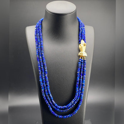 Collana a tre fili di lapislazzuli naturali blu con chiusura dorata a forma di mano vittoriana.