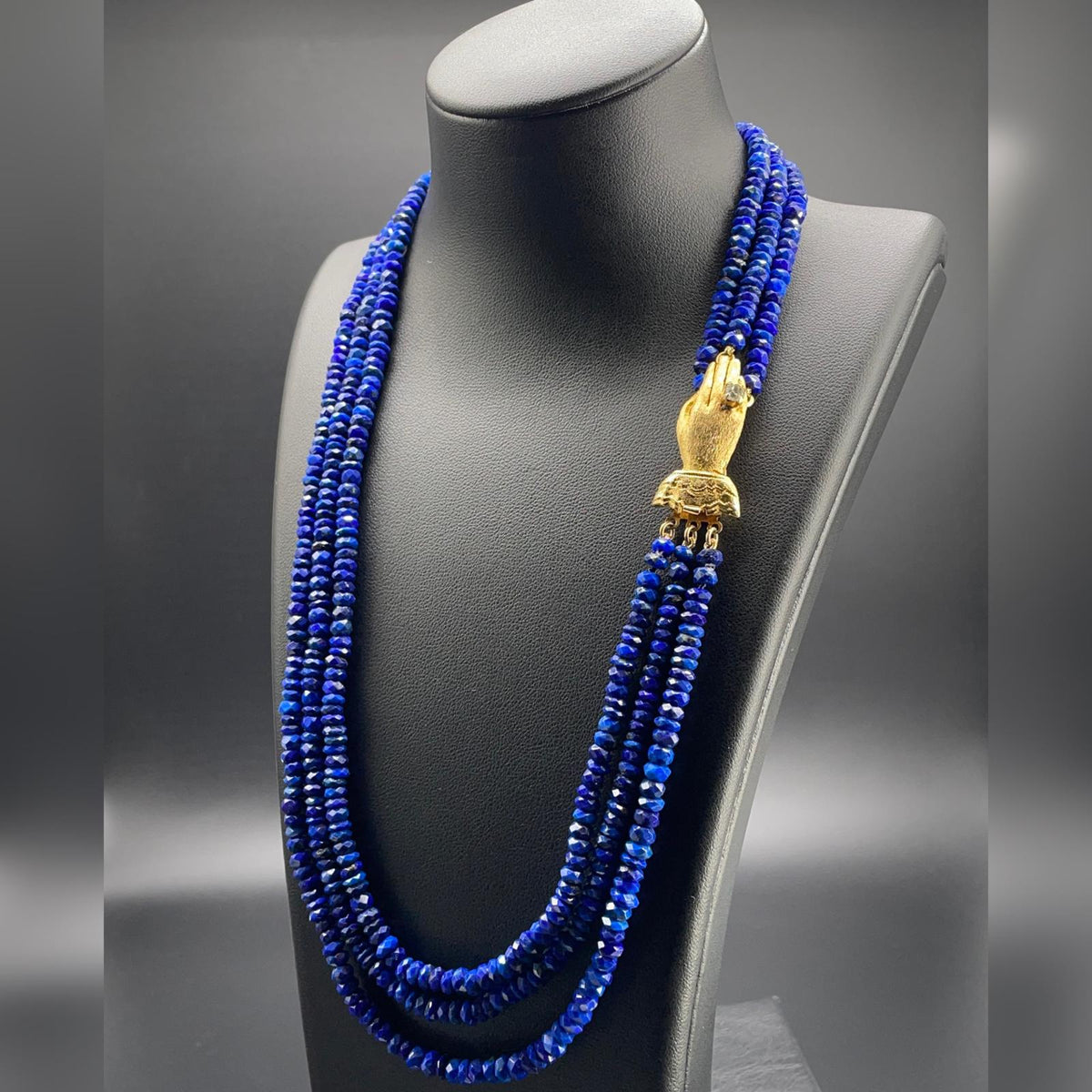 Collana Tre Fili in Lapislazzuli con Mano Vittoriana