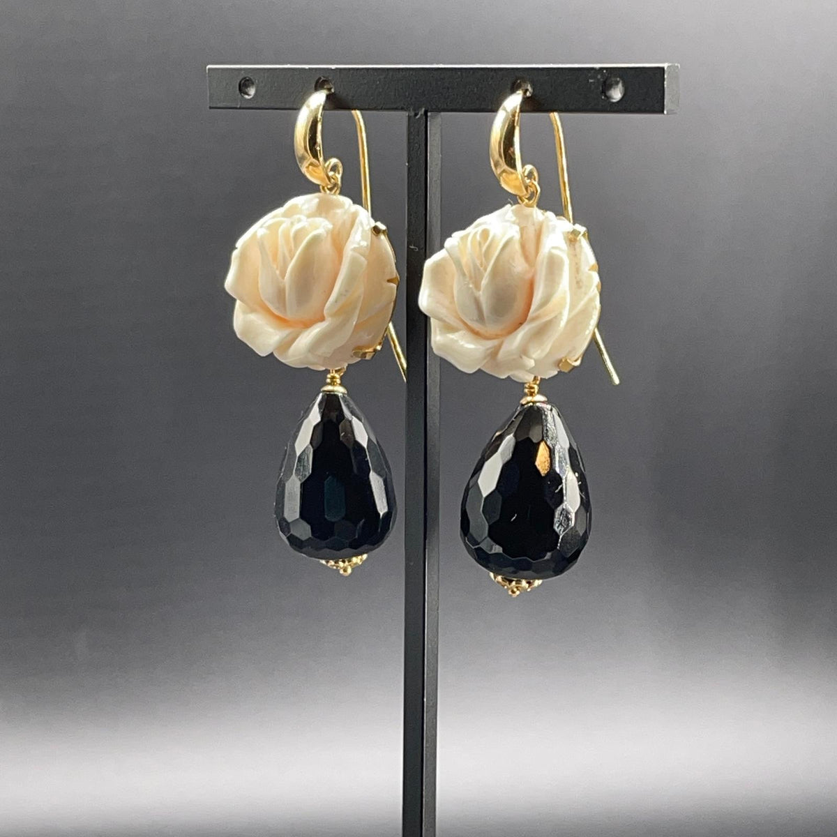 Orecchini in Oro 18 kt con Avorio Fossile di Mammut e Onice