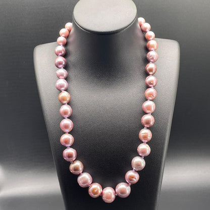 Collana di perle coltivate barocche color malva con cristallo di rocca e chiusura in argento brunito.