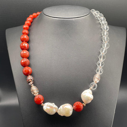 Collana con corniola rossa, cristallo di rocca, perle scaramazze e perle di vetro di Murano.