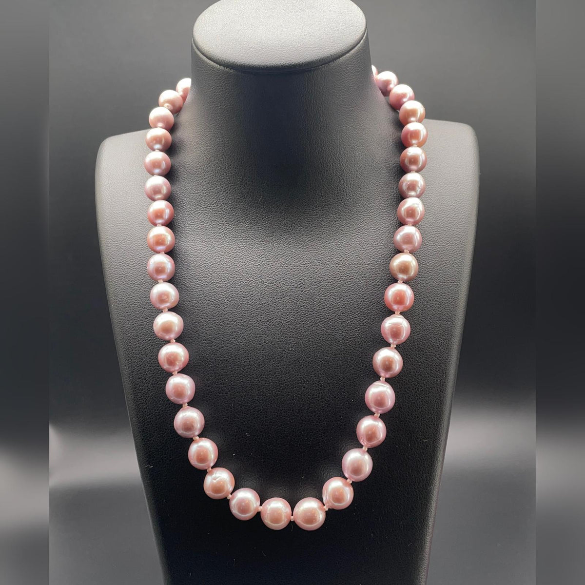 Collana di perle coltivate color malva e lilla da 8,5 mm con chiusura in argento dorato.