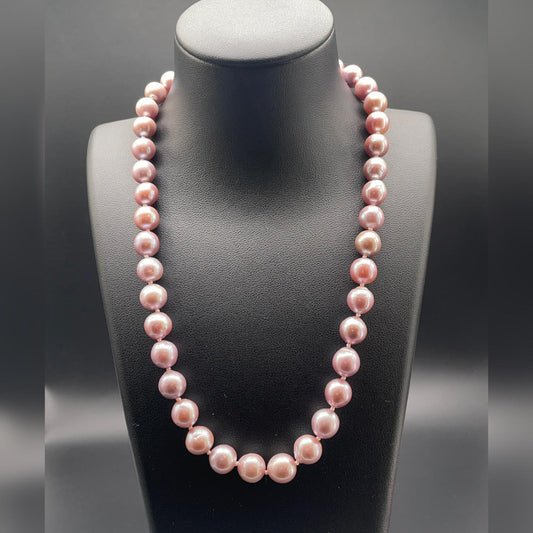 Collana di perle coltivate color malva e lilla da 8,5 mm con chiusura in argento dorato.