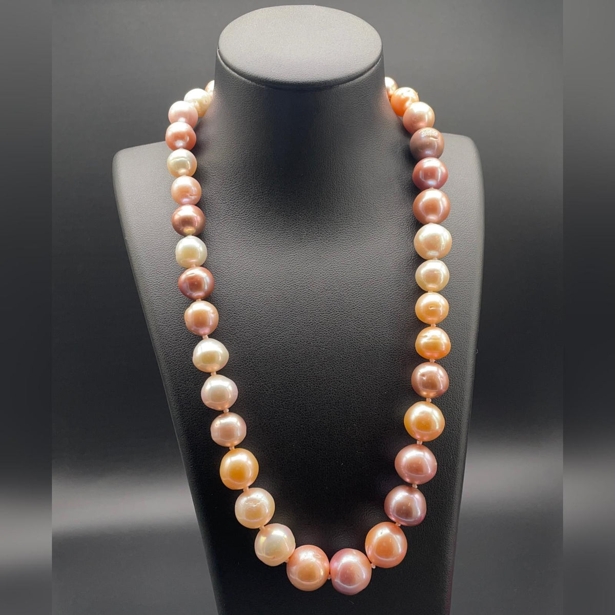 Collana di perle coltivate a scalare dal colore naturale con chiusura in ottone dorato e zirconi.