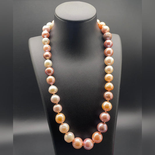 Collana di perle coltivate a scalare dal colore naturale con chiusura in ottone dorato e zirconi.