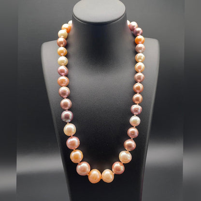 Collana di perle coltivate d’acqua dolce a scalare nei toni naturali panna, champagne, lilla e viola.