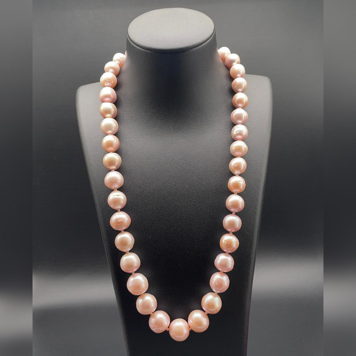 Collana di perle coltivate d’acqua dolce color lilla e rosa chiaro, a scalare.