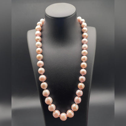 Collana di perle coltivate d’acqua dolce color lilla e rosa chiaro, a scalare.
