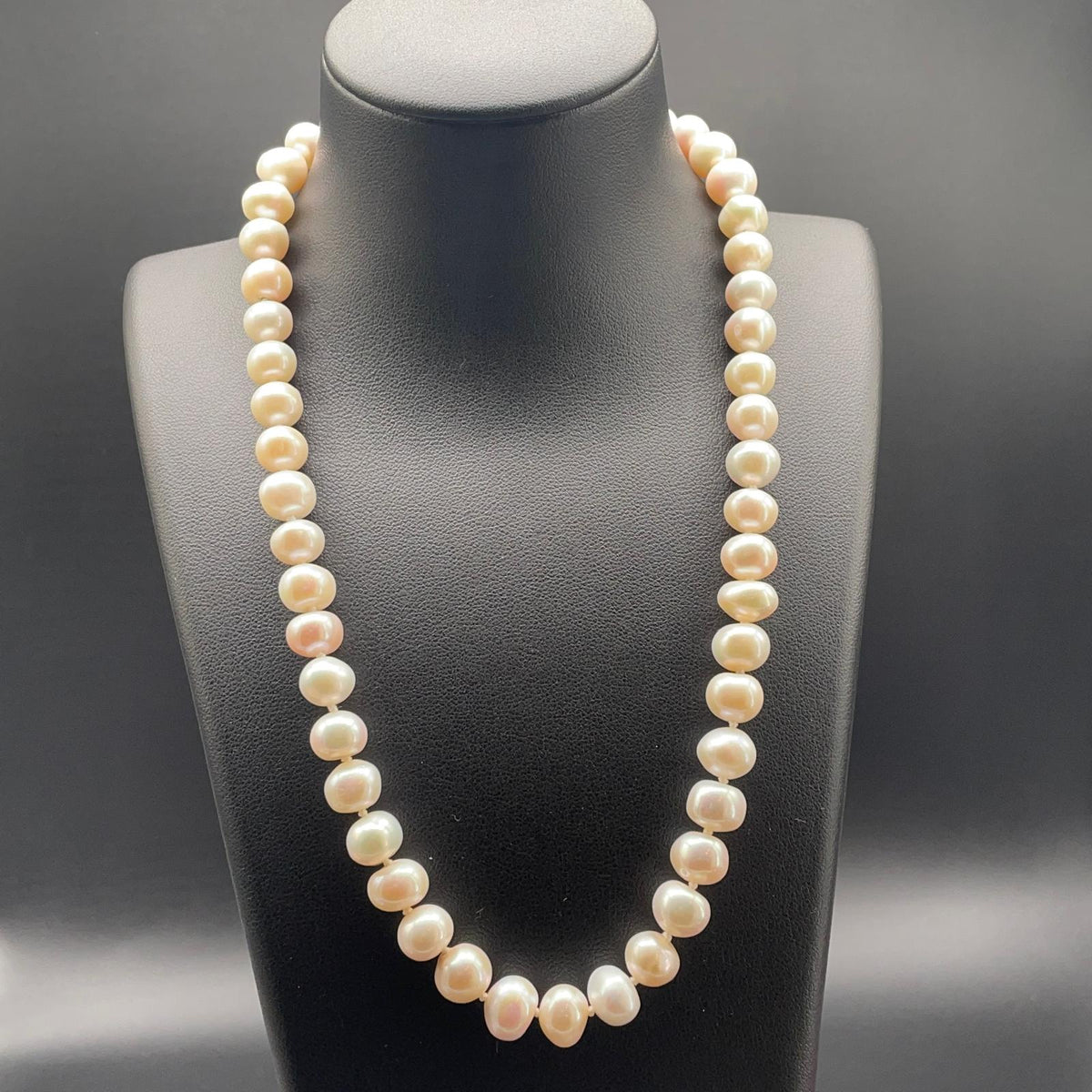 Collana di perle coltivate d’acqua dolce bianche, leggermente irregolari e barocche.