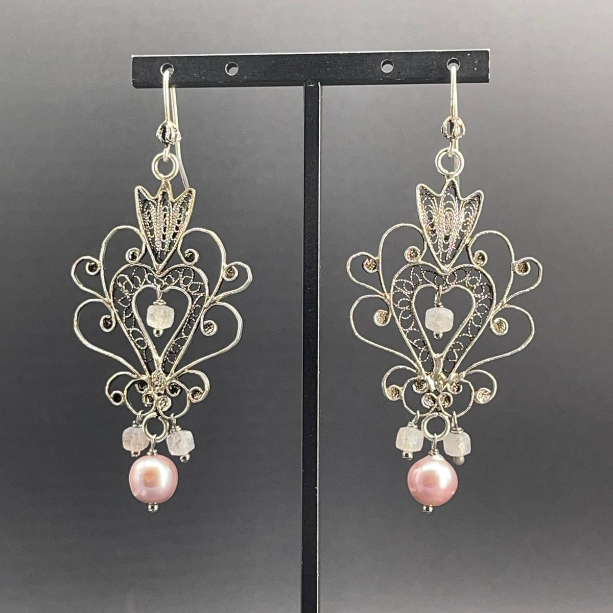 Orecchini lunghi in filigrana d’argento con perle coltivate malva e labradorite.