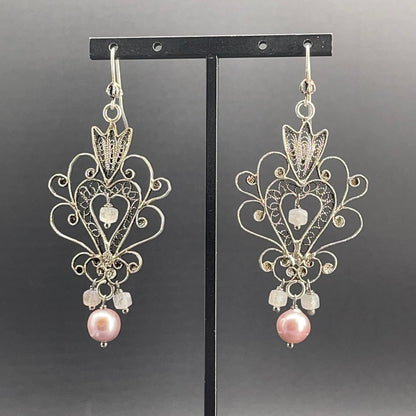 Orecchini lunghi in filigrana d’argento con perle coltivate malva e labradorite.