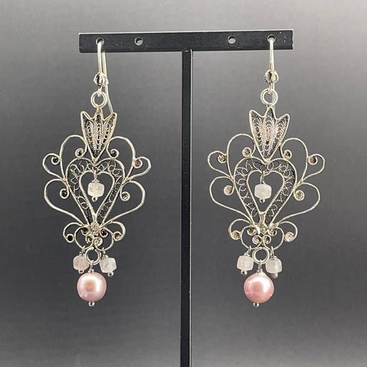 Orecchini lunghi in filigrana d’argento con perle coltivate malva e labradorite.