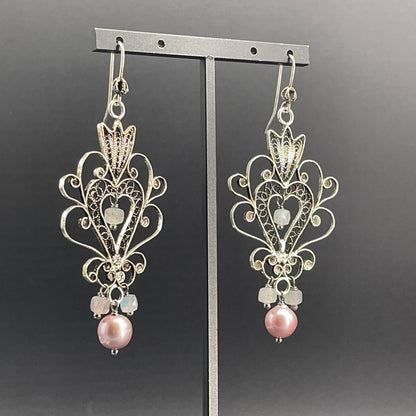 Orecchini Lunghi in Filigrana d’Argento con Perle e Labradorite