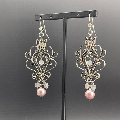 Orecchini Lunghi in Filigrana d’Argento con Perle e Labradorite