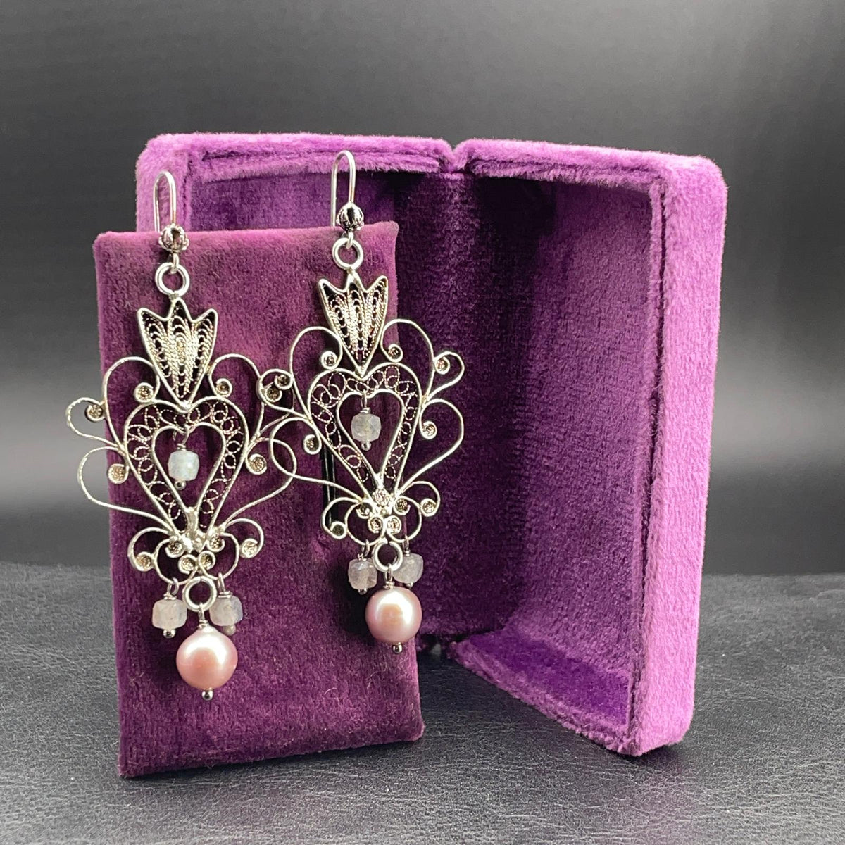 Orecchini Lunghi in Filigrana d’Argento con Perle e Labradorite