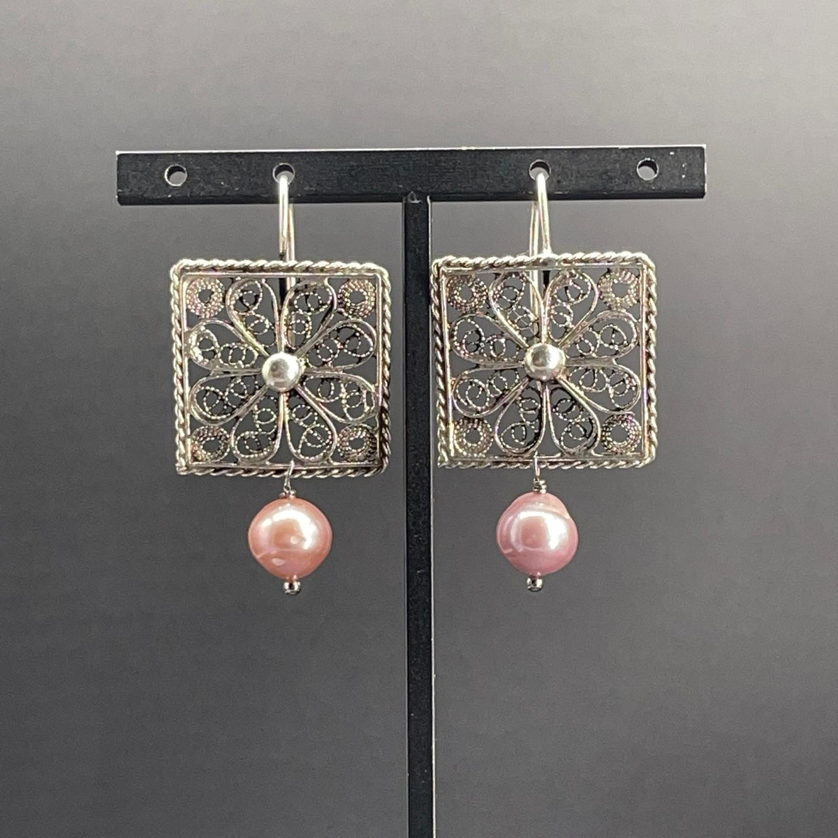Orecchini quadrati in filigrana d’argento con perle coltivate color malva.