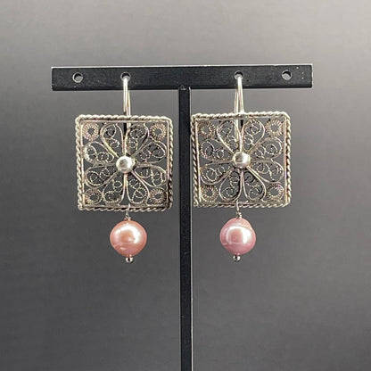 Orecchini quadrati in filigrana d’argento con perle coltivate color malva.