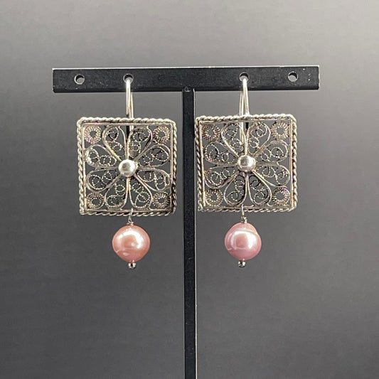 Orecchini quadrati in filigrana d’argento con perle coltivate color malva.