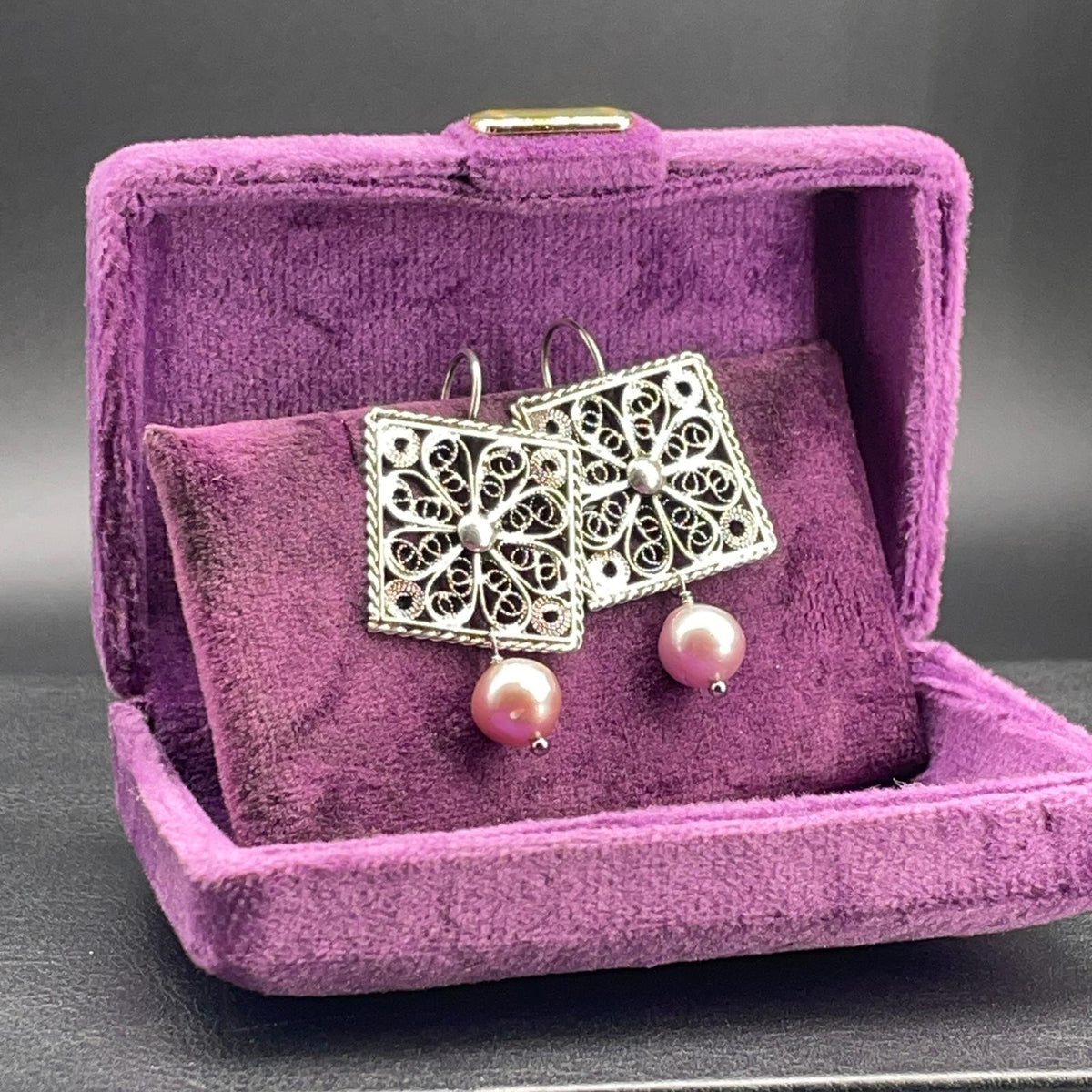 Orecchini Quadrati in Filigrana d’Argento con Perle Malva