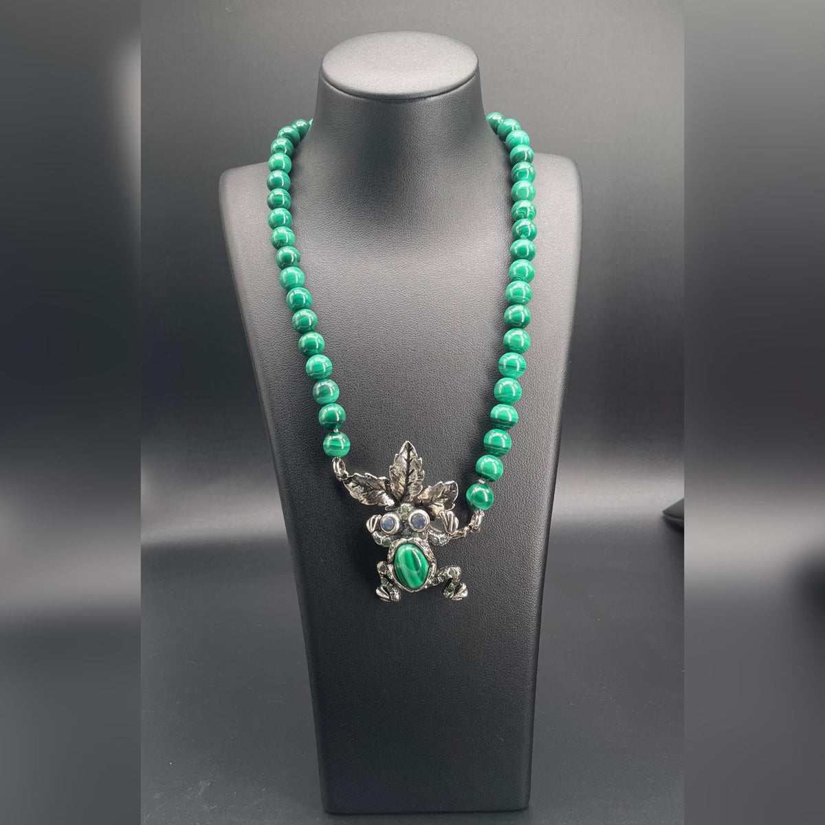Collana in malachite con pendente a forma di rospo in ottone argentato, smeraldi, agata e cristalli Swarovski.
