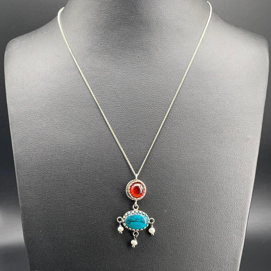 Collana BonBon in argento 925 con pendente rosso e turchese e perle coltivate, vista frontale