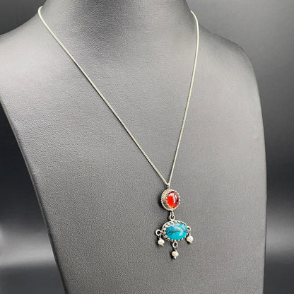 Collana BonBon da 41 cm con pendente in pietre dure e perle coltivate, vista indossata su busto