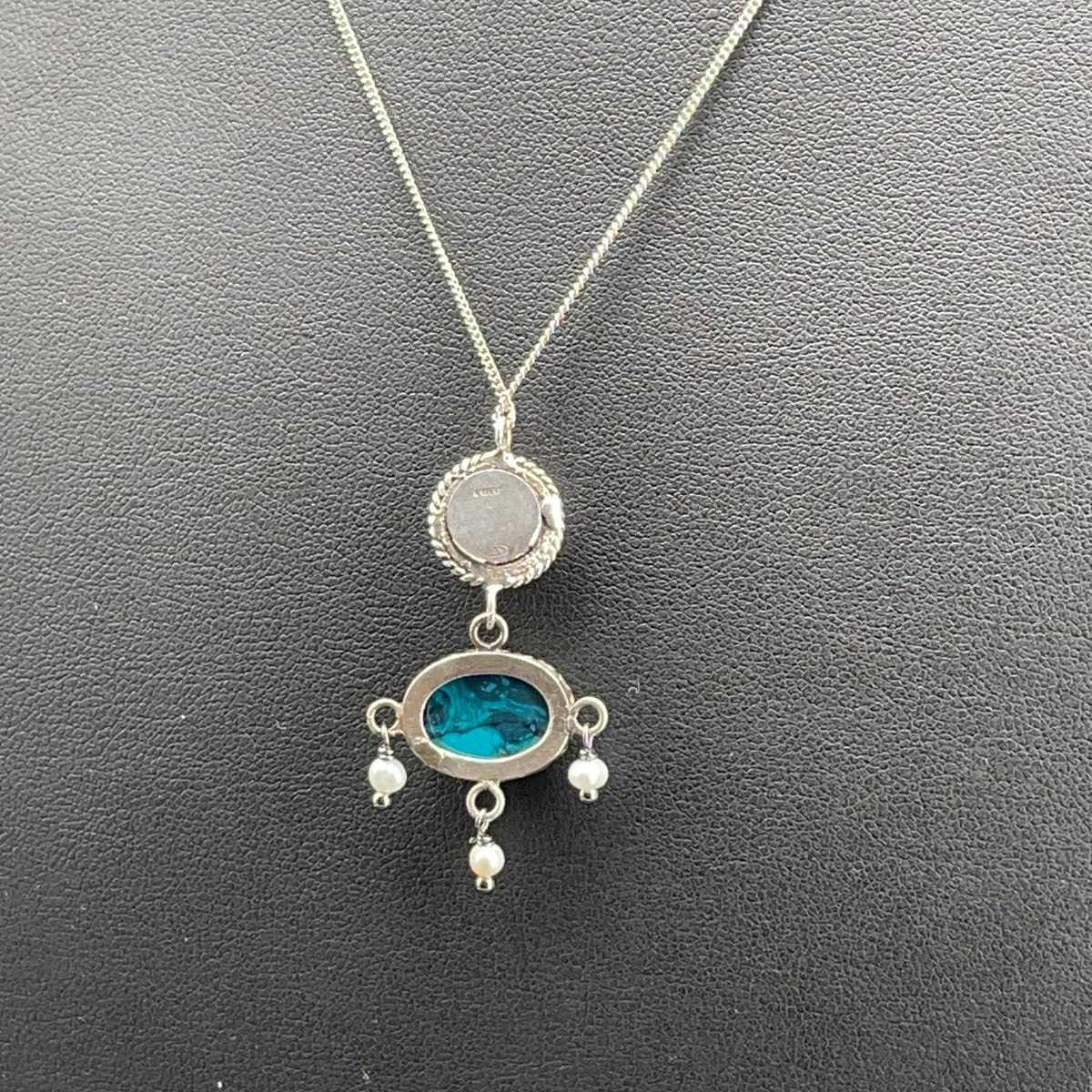 Retro del pendente BonBon in argento 925 con pietre dure e tre perle coltivate