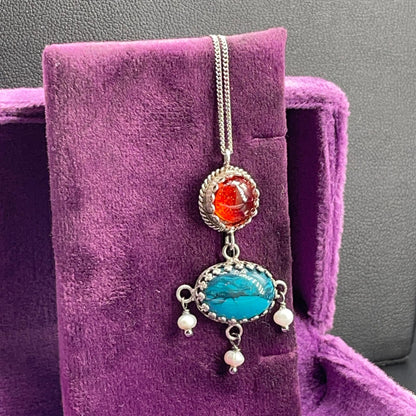 Collana BonBon con pendente in argento 925 e perle coltivate, dettaglio su velluto viola