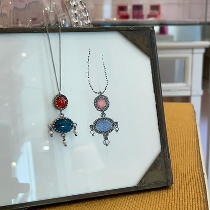 Collana BonBon e disegno del pendente esposti nella gioielleria Lecasematte
