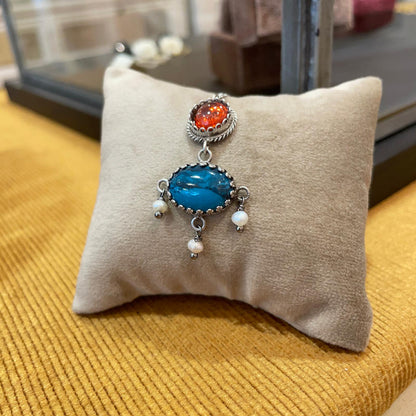 Dettaglio del pendente BonBon in argento 925 con tre perle coltivate su cuscino