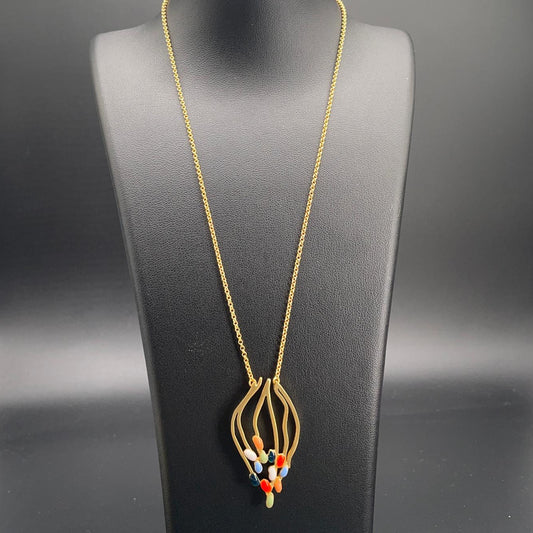 Collana dorata artigianale con pendente traforato e smalti colorati, vista frontale