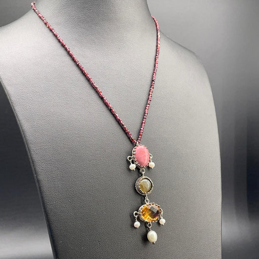 Collana BonBon in granato con pendente artigianale in argento 925, pietre dure e perle coltivate, vista frontale