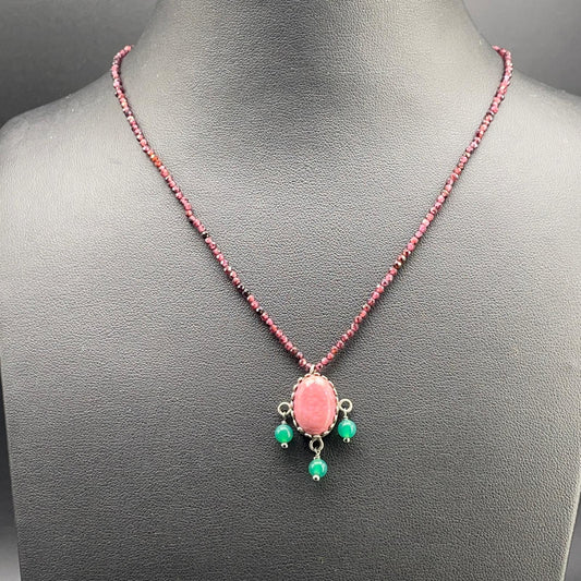 Collana BonBon in granato con pendente rosa e dettagli verdi – foto 1