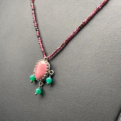 Collana BonBon in granato con pendente rosa e dettagli verdi – foto 2