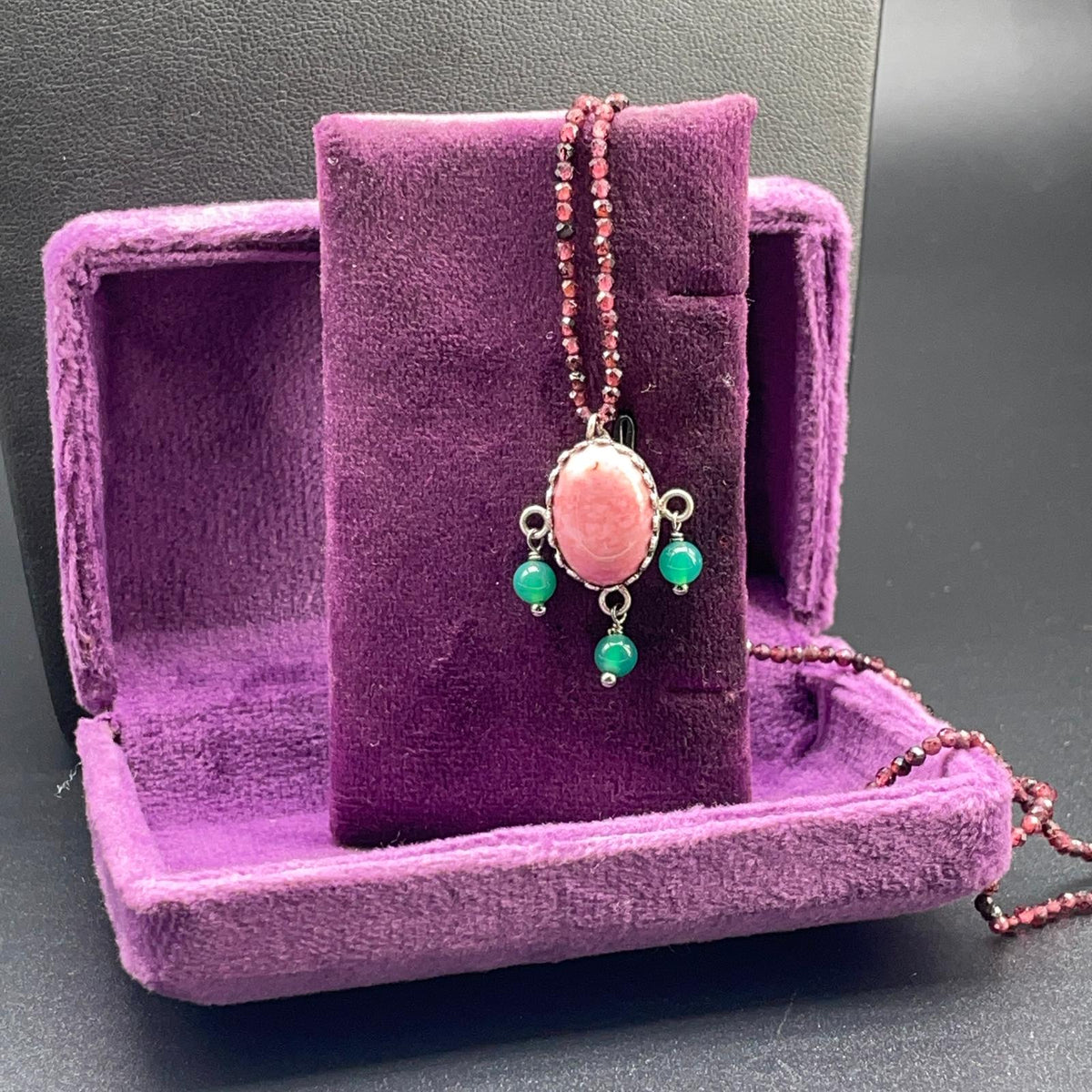 Collana BonBon in granato con pendente rosa e dettagli verdi – foto 4
