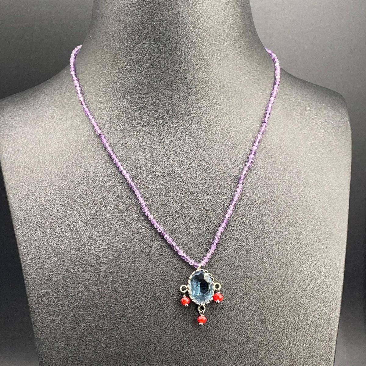 Collana BonBon ametista con pietra azzurra e gocce rosse, vista 1