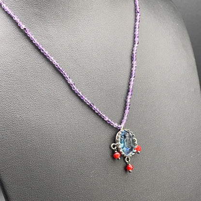 Collana BonBon ametista con pietra azzurra e gocce rosse, vista 2