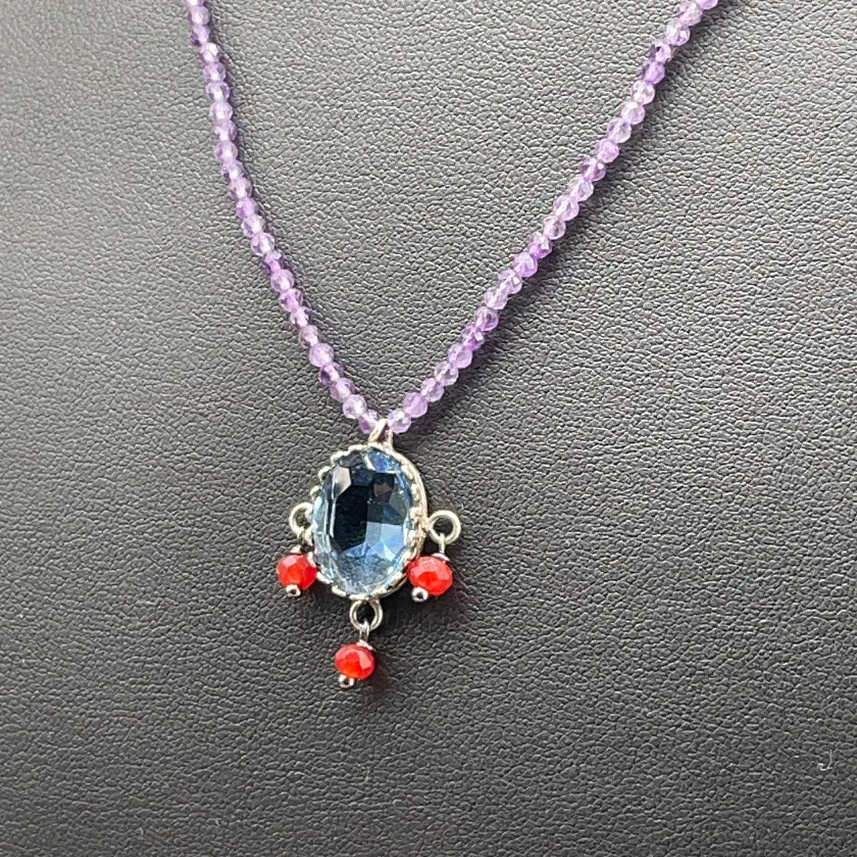 Collana BonBon ametista con pietra azzurra e gocce rosse, vista 3