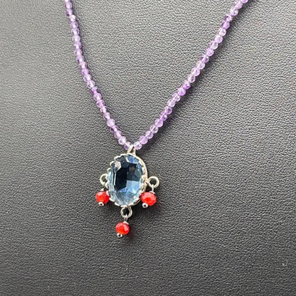 Collana BonBon ametista con pietra azzurra e gocce rosse, vista 3