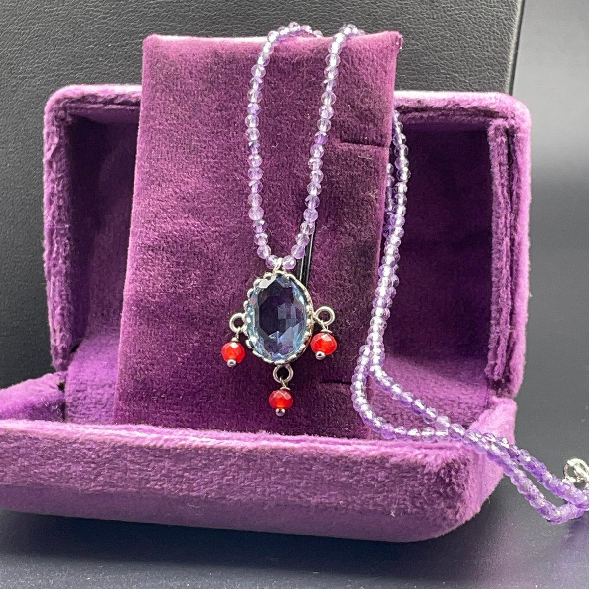 Collana BonBon ametista con pietra azzurra e gocce rosse, vista 4