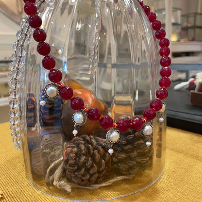 Collana BonBon in agata rossa con perle bianche fotografata in vetrina