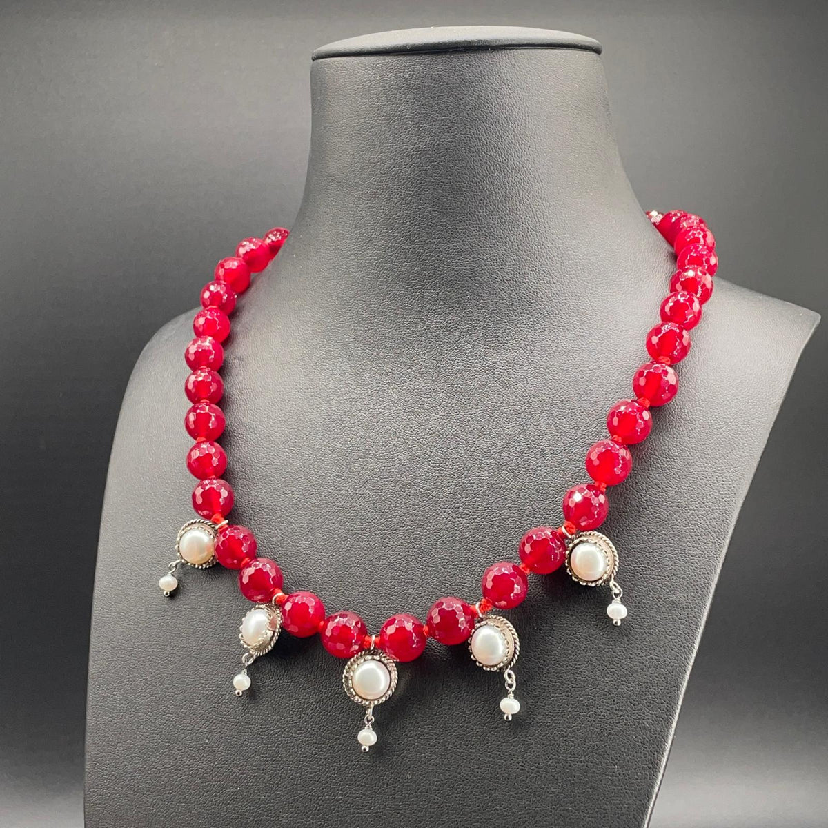 Collana BonBon rossa in agata sfaccettata e perle coltivate, vista frontale alternativa