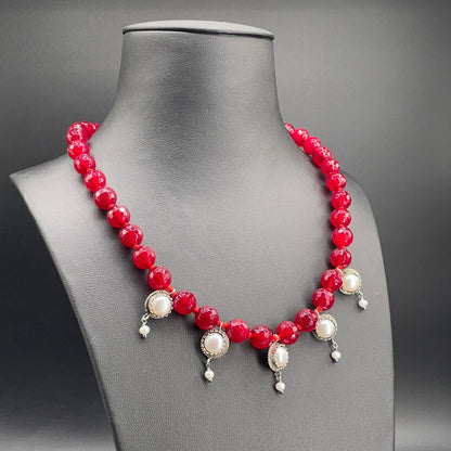 Collana BonBon in agata rossa con ciondoli di perle coltivate, vista angolata