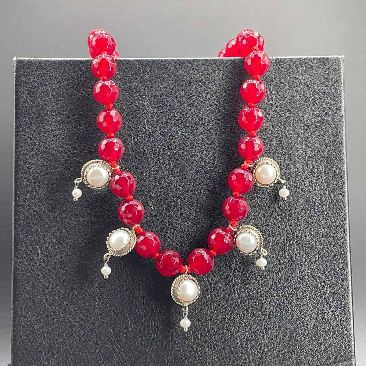 Collana BonBon in agata rossa e perle coltivate su espositore nero